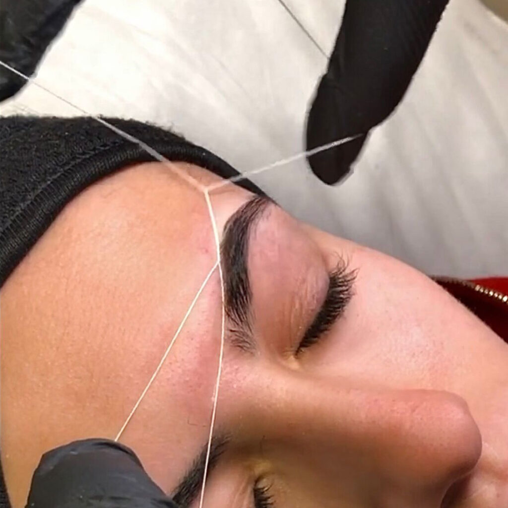 Depilación de cejas con hilo